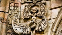 Ukiran yang kreatif menghiasi pintu-pintu mahakarya arsitektur Islam ini. Hiasan ukiran menunjukkan bahwa itu digarap oleh berbagai kelompok pengrajin. Foto: Zishan Sheikh