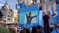 Penonton menyaksikan dari zona penggemar yang didirikan di Hotel de Ville, balai kota, saat Simone Biles, dari Amerika Serikat, tampil di lompat tali selama babak kualifikasi senam artistik putri pada Olimpiade Musim Panas 2024. AP/David Goldman