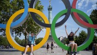 Anak-anak bermain di gelanggang Olimpiade yang didirikan di Place de la Bastille. AP/David Goldman