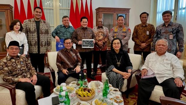 Menkeu Sri Mulyani berfoto bersama usai rapat terkait perkembangan renovasi 21 stadion di Indonesia.
