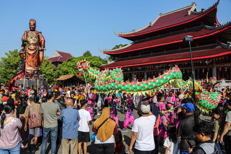 Warga menyaksikan pertunjukan tarian naga pada perayaan Festival Arak-arakan Cheng Ho 2024 di Klenteng Sam Poo Kong, Semarang, Jawa Tengah, Minggu (4/8/2024). Kirab yang merupakan agenda tahunan Kota Semarang tersebut diikuti ratusan peserta dari berbagai daerah itu yang dimulai dari Klenteng Tay Kak Sie menuju Klenteng Sam Poo Kong untuk perayaan menyambut kedatangan Sam Poo Tay Djien atau Laksamana Cheng Ho ke-619. ANTARA FOTO/Makna Zaezar/rwa.