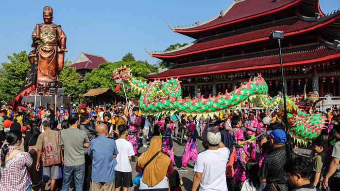 Warga menyaksikan pertunjukan tarian naga pada perayaan Festival Arak-arakan Cheng Ho 2024 di Klenteng Sam Poo Kong, Semarang, Jawa Tengah, Minggu (4/8/2024). Kirab yang merupakan agenda tahunan Kota Semarang tersebut diikuti ratusan peserta dari berbagai daerah itu yang dimulai dari Klenteng Tay Kak Sie menuju Klenteng Sam Poo Kong untuk perayaan menyambut kedatangan Sam Poo Tay Djien atau Laksamana Cheng Ho ke-619. ANTARA FOTO/Makna Zaezar/rwa.