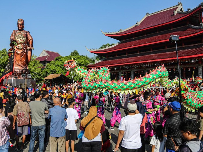 Warga menyaksikan pertunjukan tarian naga pada perayaan Festival Arak-arakan Cheng Ho 2024 di Klenteng Sam Poo Kong, Semarang, Jawa Tengah, Minggu (4/8/2024). Kirab yang merupakan agenda tahunan Kota Semarang tersebut diikuti ratusan peserta dari berbagai daerah itu yang dimulai dari Klenteng Tay Kak Sie menuju Klenteng Sam Poo Kong untuk perayaan menyambut kedatangan Sam Poo Tay Djien atau Laksamana Cheng Ho ke-619. ANTARA FOTO/Makna Zaezar/rwa.