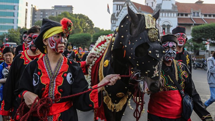 Meriah Festival Arak-arakan Cheng Ho di Semarang Warga menyaksikan pertunjukan tarian naga pada perayaan Festival Arak-arakan Cheng Ho 2024 di Klenteng Sam Poo Kong, Semarang, Jawa Tengah, Minggu (4/8/2024). Kirab yang merupakan agenda tahunan Kota Semarang tersebut diikuti ratusan peserta dari berbagai daerah itu yang dimulai dari Klenteng Tay Kak Sie menuju Klenteng Sam Poo Kong untuk perayaan menyambut kedatangan Sam Poo Tay Djien atau Laksamana Cheng Ho ke-619. ANTARA FOTO/Makna Zaezar/rwa.