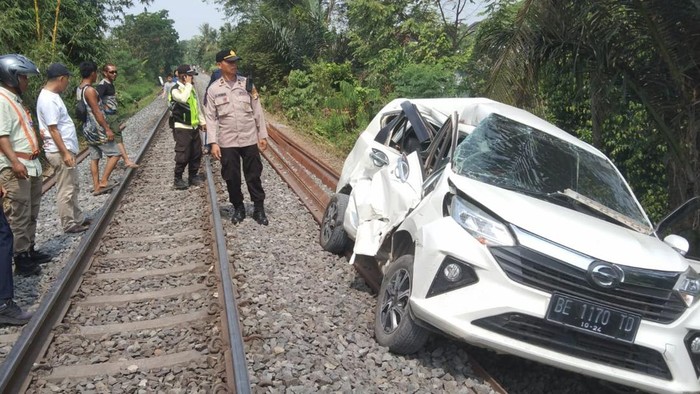 Kejadian Mendebarkan: Perlintasan Diabaikan, Mobil Tertabrak Kereta Api, Penumpang Lolos dari Maut