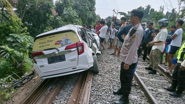 Mobil Maxim ditabrak KA Babaranjang usai terobos perlintasan