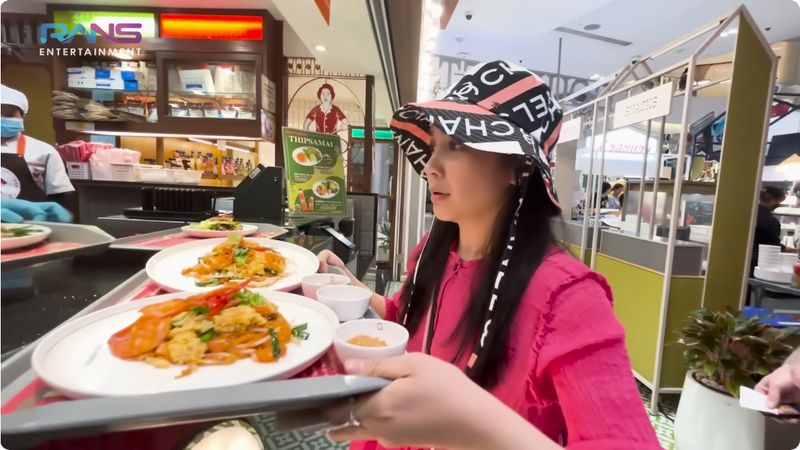 Nagita Slavina kulineran di Thailand