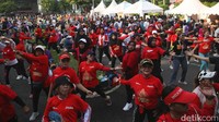 Sejumlah warga melakukan olahraga zumba di Kawasan CFD Senayan, Jakarta, Minggu (4/8/2024).