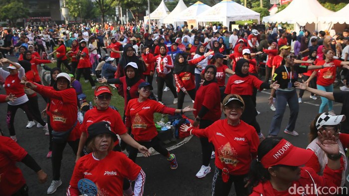 Sejumlah warga melakukan olahraga zumba saat bulog fun morning di Kawasan CFD Senayan, Jakarta, Minggu (4/8/2024). Dengan olahraga yang rutin dapat meningkatkan kebugaran tubuh.
