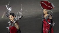 Artwear Carnival menampilkan kreasi busana tematik dari desainer, komunitas, brand yang dibalut menjadi satu dalam tampilan karnaval.  