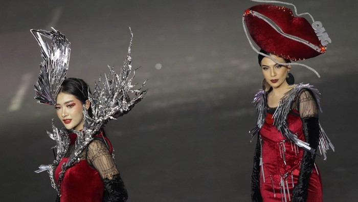 Peserta mengikuti Artwear Carnival dalam rangkaian Jember Fashion Carnaval (JFC) di Jember, Jawa Timur, Sabtu (3/8/2024). Artwear Carnival menampilkan kreasi busana tematik dari desainer, komunitas, brand yang dibalut menjadi satu dalam tampilan karnaval.  ANTARA FOTO/Umarul Faruq/rwa.