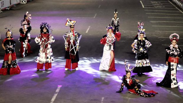 Pagelaran Busana Ini Dongkrak Pariwisata di Jember Peserta mengikuti Artwear Carnival dalam rangkaian Jember Fashion Carnaval (JFC) di Jember, Jawa Timur, Sabtu (3/8/2024). Artwear Carnival menampilkan kreasi busana tematik dari desainer, komunitas, brand yang dibalut menjadi satu dalam tampilan karnaval. ANTARA FOTO/Umarul Faruq/rwa.