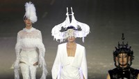 Peserta mengikuti Artwear Carnival dalam rangkaian Jember Fashion Carnaval (JFC) di Jember, Jawa Timur, Sabtu (3/8/2024) malam.
