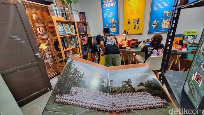 Para pekerja Bencrea Indonesia tengah mengedit buku tahunan sekolah di Perumahan Grand Cendana Residence, Desa Wargaluyu, Kecamatan Arjasari, Kabupaten Bandung