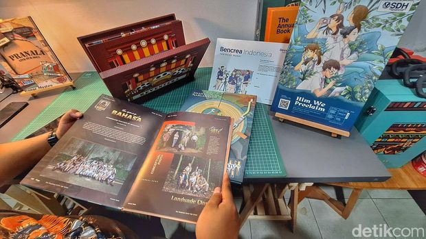 Para pekerja Bencrea Indonesia tengah mengedit buku tahunan sekolah di Perumahan Grand Cendana Residence, Desa Wargaluyu, Kecamatan Arjasari, Kabupaten Bandung
