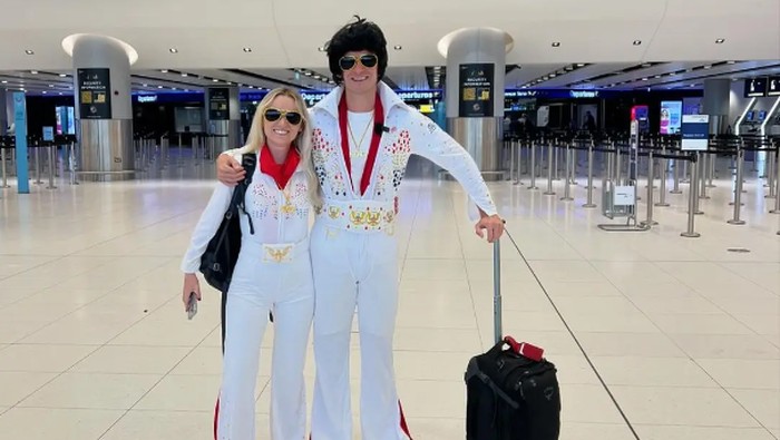 Pelancong bergaya Elvis Presley demi upgrade kursi gratis.