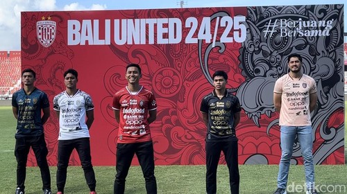 Peluncuran jersey baru Bali United untuk Liga 1 2024/2025 di Stadion Kapten I Wayan Dipta, Gianyar, Minggu (4/8/2024). (Ida Bagus Putu Mahendra/detikBali)