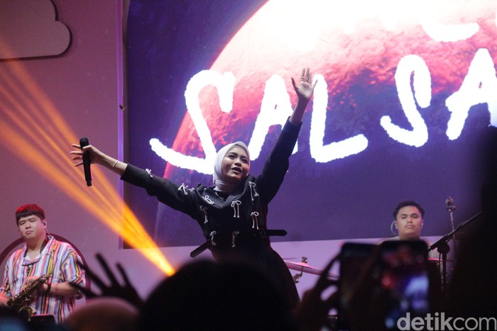 Salma Salsabil tampil menghibur di Audisi Emeron Hijab Hunt 2024 di Solo Paragon Lifestyle Mall, Solo, Jawa Tengah, Minggu (4/8/2024).
