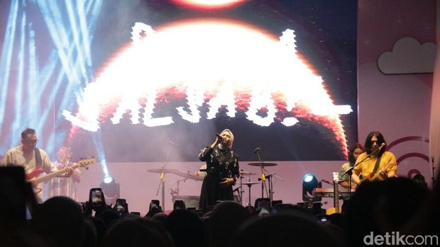 Salma Salsabil tampil menghibur di Audisi Emeron Hijab Hunt 2024 di Solo Paragon Lifestyle Mall, Solo, Jawa Tengah, Minggu (4/8/2024).