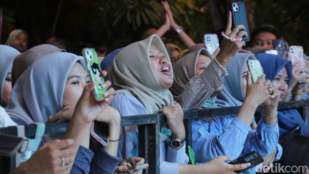 Salma Salsabil tampil menghibur di Audisi Emeron Hijab Hunt 2024 di Solo Paragon Lifestyle Mall, Solo, Jawa Tengah, Minggu (4/8/2024).