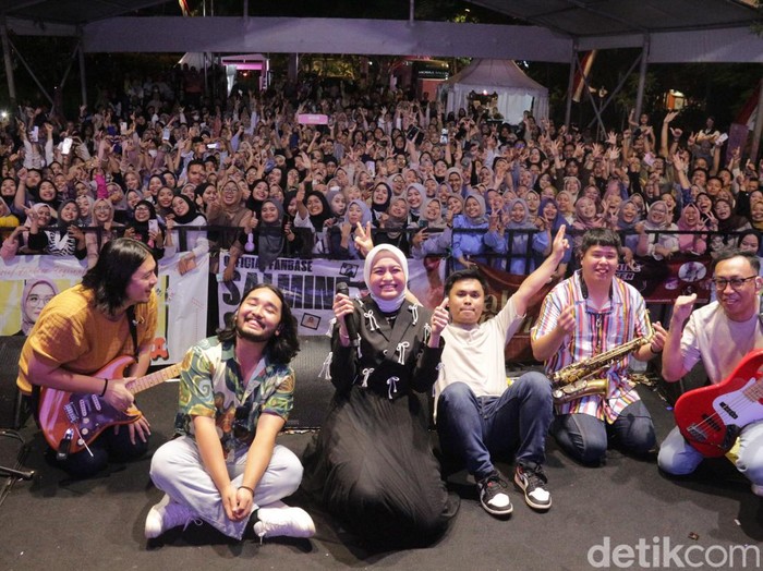 Salma Salsabil tampil menghibur di Audisi Emeron Hijab Hunt 2024 di Solo Paragon Lifestyle Mall, Solo, Jawa Tengah, Minggu (4/8/2024).