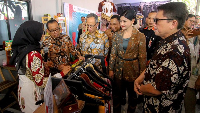 Percepat Ekosistem Keuangan Inklusif untuk Kesejahteraan Masyarakat Desa Menteri Sekretaris Negara Pratikno (tengah) didampingi Ketua Dewan Komisioner Otoritas Jasa Keuangan (OJK) Mahendra Siregar (kedua kanan) meninjau stan UMKM saat agenda kick-off ekosistem keuangan inklusif di wilayah perdesaan Dolokgede, Bojonegoro, Jawa Timur, Sabtu (3/8/2024). Melalui program Ekosistem Keuangan Inklusif (EKI) tersebut OJK berupaya untuk meningkatkan akses keuangan masyarakat khususnya di perdesaan guna mempercepat pengembangan dan peningkatan kesejahteraan masyarakat desa. ANTARA FOTO/Muhammad Mada/aww.