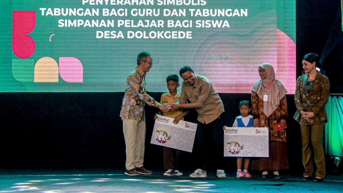 Percepat Ekosistem Keuangan Inklusif untuk Kesejahteraan Masyarakat Desa Menteri Sekretaris Negara Pratikno (tengah) didampingi Ketua Dewan Komisioner Otoritas Jasa Keuangan (OJK) Mahendra Siregar (kedua kanan) meninjau stan UMKM saat agenda kick-off ekosistem keuangan inklusif di wilayah perdesaan Dolokgede, Bojonegoro, Jawa Timur, Sabtu (3/8/2024). Melalui program Ekosistem Keuangan Inklusif (EKI) tersebut OJK berupaya untuk meningkatkan akses keuangan masyarakat khususnya di perdesaan guna mempercepat pengembangan dan peningkatan kesejahteraan masyarakat desa. ANTARA FOTO/Muhammad Mada/aww.