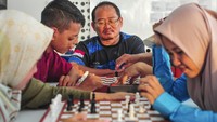 Seorang wasit (tengah) mengawasi berlangsungnya pertandingan catur yang diikuti peserta tunanetra di Jambi, Minggu (4/8/2024).