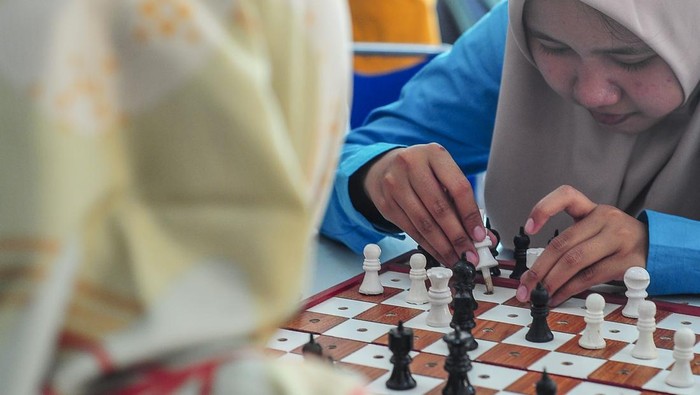 Pertandingan Catur Tunanetra Semarakkan Sambut HUT RI Pecatur tunanetra saat bertanding di Jambi, Minggu (4/8/2024). Pertandingan yang digelar dengan sistem swiss catur delapan babak yang diikuti 18 pecatur dari Kota Jambi, Kabupaten Muaro Jambi, Batanghari, dan Bungo tersebut berlangsung 3-25 Agustus 2024 dalam rangka merayakan HUT Ke-79 RI sekaligus untuk pencarian bibit unggul pecatur. ANTARA FOTO/Wahdi Septiawan/tom.