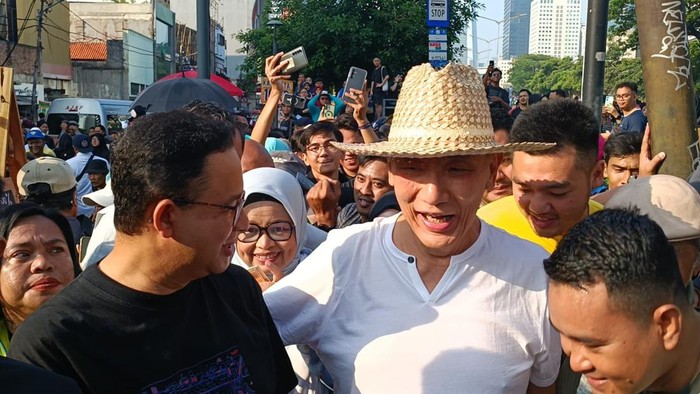 Pertemuan Jusuf Hamka atau Baba Alun dengan Anies Baswedan di Car Free Day DKI Jakarta.