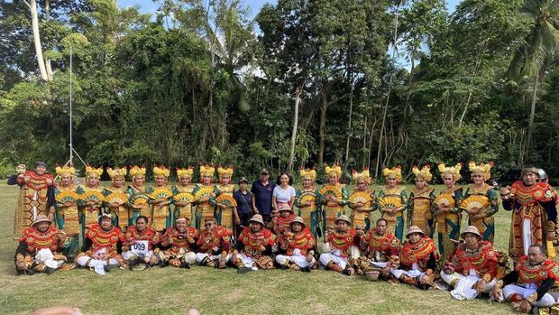 Peserta menggunakan kostum tari Bali dalam lomba gerak jalan menyambut Hari Kemerdekaan RI ke-79 tahun di Kecamatan Tegallalang, Gianyar, Bali. (Foto: Istimewa)