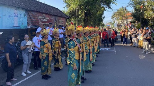 Peserta menggunakan kostum Tari Legong Keraton dalam lomba gerak jalan menyambut Hari Kemerdekaan RI ke-79 tahun di Kecamatan Tegallalang, Gianyar, Bali. (Foto: Istimewa)