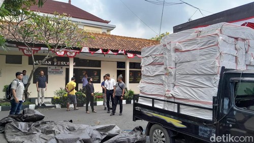 Petugas mengamankan barang bukti sebanyak 72.000 bungkus rokok tanpa pita cukai di Mapolres Jembrana, Kamis (1/8/2024). (Dok. Polres Jembrana)