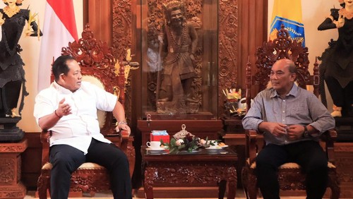 Pj Gubernur Bali Sang Made Mahendra Jaya dan Ketua KNKT Soerjanto Tjahjono di rumah jabatan Gubernur Bali, Jayasabha, Denpasar, Minggu, (4/8/2024).