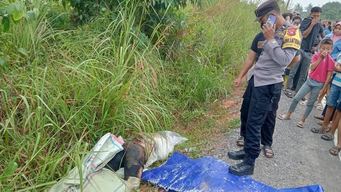 Polisi melakukan olah TKP penemuan mayat pria dalam karung.