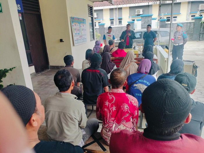 Polisi memberi penjelasan kepada para orang tua 25 ABG yang terciduk hendak tawuran di wilayah Kabupaten Bantul, DIY, Minggu (4/8/2024).