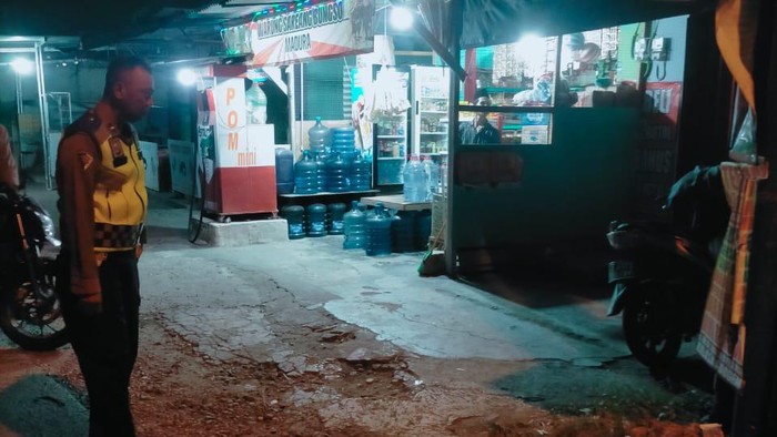 Polisi tengah mengamankan lokasi kecelakaan lalulintas di Simpang Tiga Perwita Dusun Berbah, Kalitirto, Berbah, Sleman, Minggu dini hari (4/8/2024).