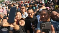 Sepanjang perjalanan menuju Bundaran HI, sesekali Anies berhenti dan menyapa warga.