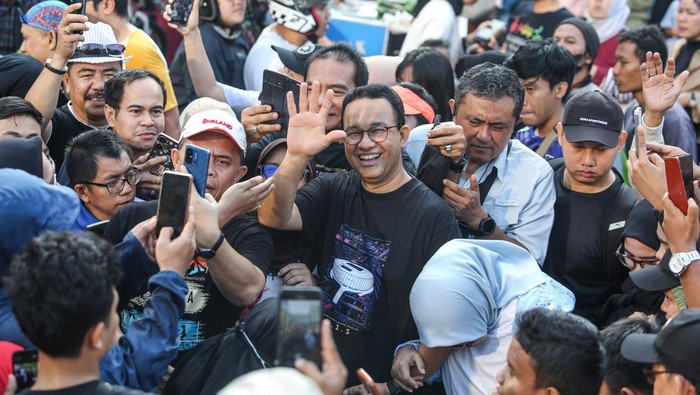 Mantan Gubernur DKI Jakarta Anies Baswedan (kiri) berswafoto dengan warga saat Hari Bebas Kendaraan Bermotor (HBKB) di Jl. Jend. Sudirman, Jakarta, Minggu (4/8/2024). Anies yang diusung oleh Partai NasDem sebagai bakal calon gubernur DKI Jakarta pada Pilkada 2024 itu menyempatkan waktu untuk berolahraga dan menyapa warga. ANTARA FOTO/Asprilla Dwi Adha/rwa.