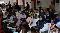 Layanan publik yang dibuka di kawasan GBK Senayan ini disambut antusias masyarakat. Terlihat banyaknya masyarakat yang antre untuk pembuatan paspor.