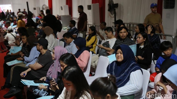 Sejumlah petugas Imigrasi merekam data pemohon pembuatan paspor saat Layanan Publik Kemenkumham di Plaza Sudirman, kawasan GBK, Senayan, Jakarta, Minggu (4/8/2024). Kegiatan tersebut dalam rangka Hari Pengayoman ke-79 Kementerian Hukum dan HAM.