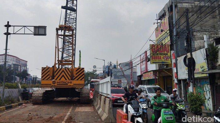 Dampak Proyek LRT: Kemacetan Mengular di Sekitar Pasar Pramuka