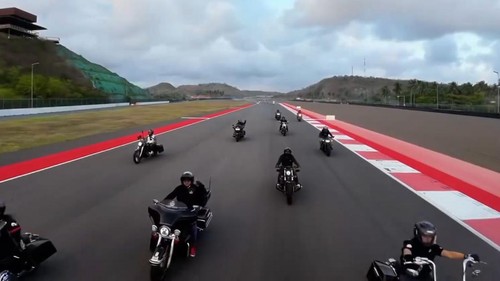 Puluhan pengendara Harley Davidson saat mengaspal di Sirkuit Mandalika pada Minggu (4/8/2024).