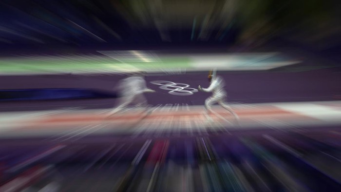 Egypt's fencer and Venezuela fencer compete in the men's team epee for 7th and 8th place match during the 2024 Summer Olympics at the Grand Palais, Friday, Aug. 2, 2024, in Paris, France. (AP Photo/Andrew Medichini)