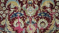 Sajadah produksi Ottoman ini berasal dari akhir abad ke-16. Ciri khas sajadah era ini terletak pada elemen motifnya yang terdiri dari bunga-bunga alami, teratai, dan palem yang sering dipadukan dengan daun lanset, medali, ornamen Islam (arabesque) dan pita awan. Foto: The Met