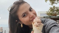 Mam es krim, tulis aktris 27 tahun ini di keterangan foto. Senyum manis Marsha bikin salah fokus ya? Foto: Instagram aruanmarsha