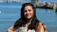 Jalan-jalan ke Amerika Serikat, Marsha tentunya tak melewatkan foto di tempat-tempat ikonik. Momennya semakin lengkap sambil menenteng satu cup kopi hangat. Foto: Instagram aruanmarsha