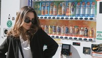 Saat di Jepang Marsha dibuat bingung dengan banyaknya pilihan minuman kemasan di sana. Semua yang ditawarkan di vending machine terlihat menarik selera! Foto: Instagram aruanmarsha