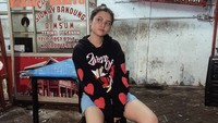 Siapa bilang Marsha harus selalu nongkrong di tempat fancy? Ia pernah berpose di depan gerai bakso dan siomay Bandung kaki lima. Foto: Instagram aruanmarsha