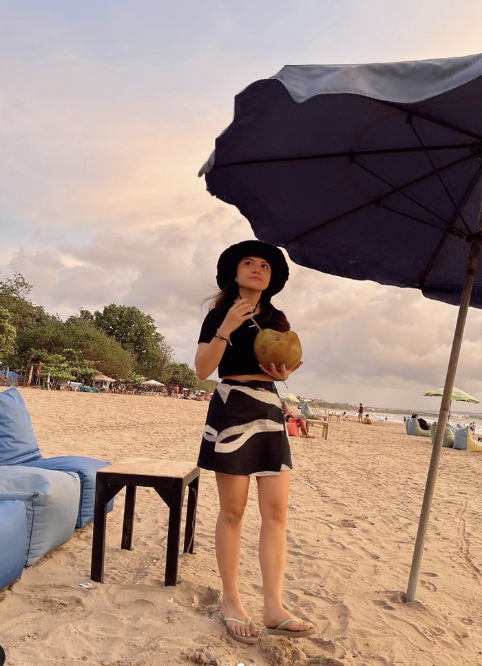 Seru! Marsha Aruan Jalan-jalan Sambil Ngopi dan Makan Es Krim Seru! Marsha Aruan Jalan-jalan Sambil Ngopi dan Makan Es Krim